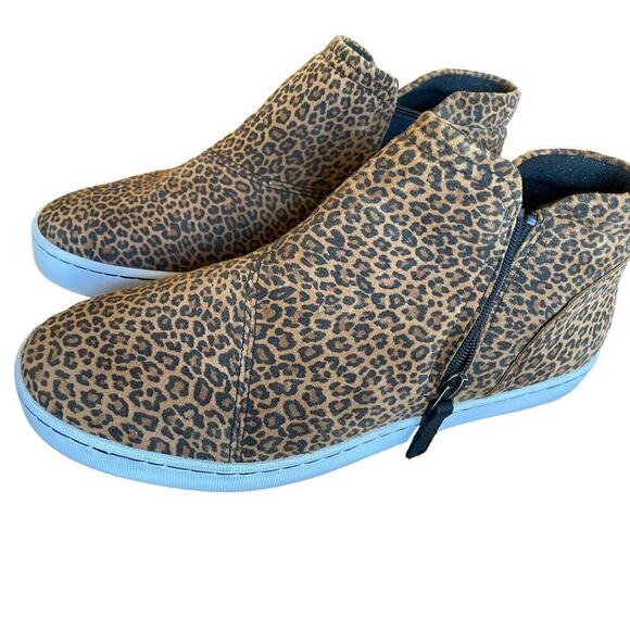 Clarks Pawley Adwin Womens Cheetah Suede Slip-On Fashion Sneakers, sz 9.5 - Picture 2 of 11